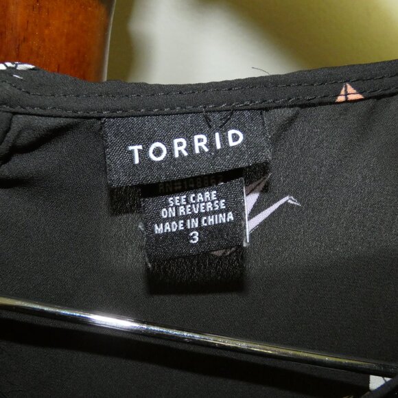 Torrid Pullover Top Size 3X 22 24 Split Sleeve Keyhole Back Paper Crane Pattern - Picture 5 of 5